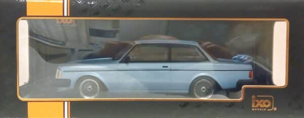 Volvo 240 Turbo Custom blå - skala 1:18 - Bild 2