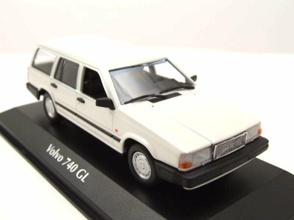 Volvo 740 Kombi vit - skala 1:43 - Bild 3