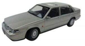 Volvo 960 1996 sølv metallic - skala 1:18